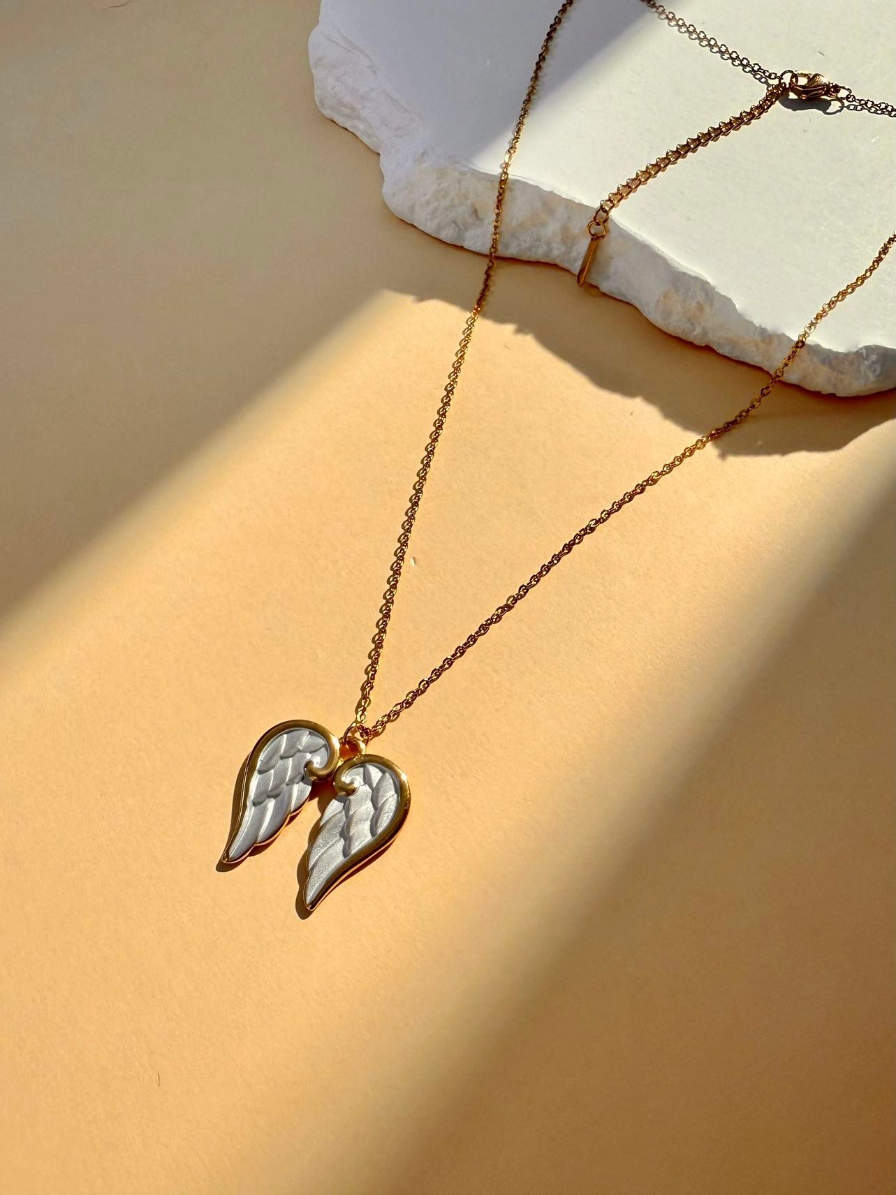 Collier ailes d’ange cœur nacré et symbolisme céleste