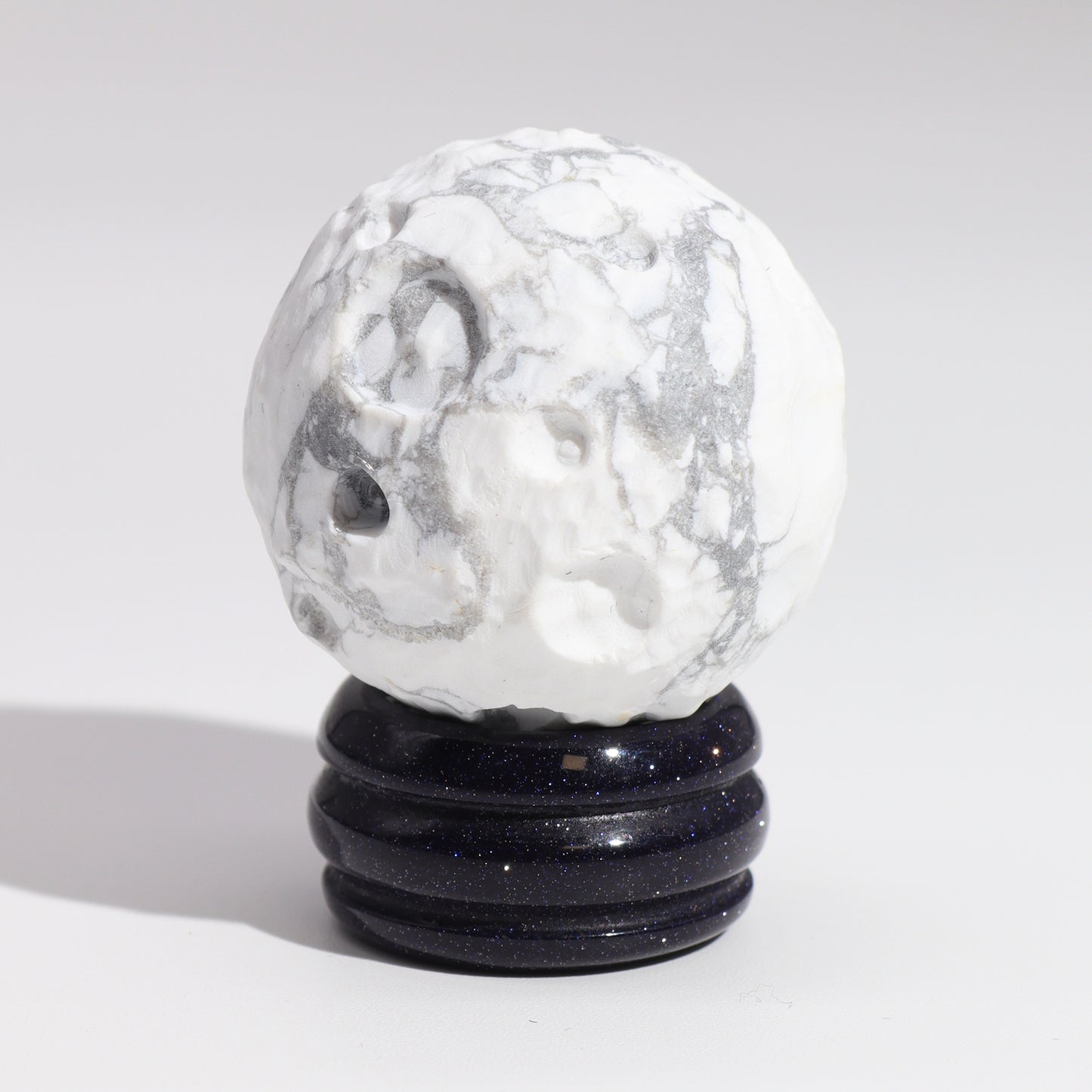 Planète LUNE en Howlite Blanche sur support en pierre - 40 mm