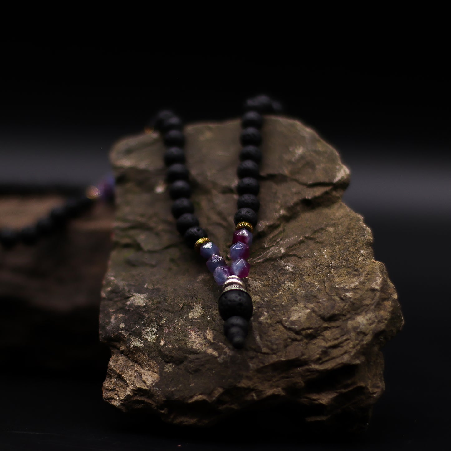 Collier essence du volcan - Embrasser le côté obscur