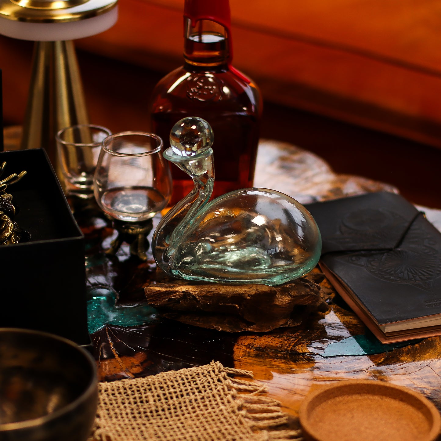 Carafe canard en verre fondu sur bois avec bouchon