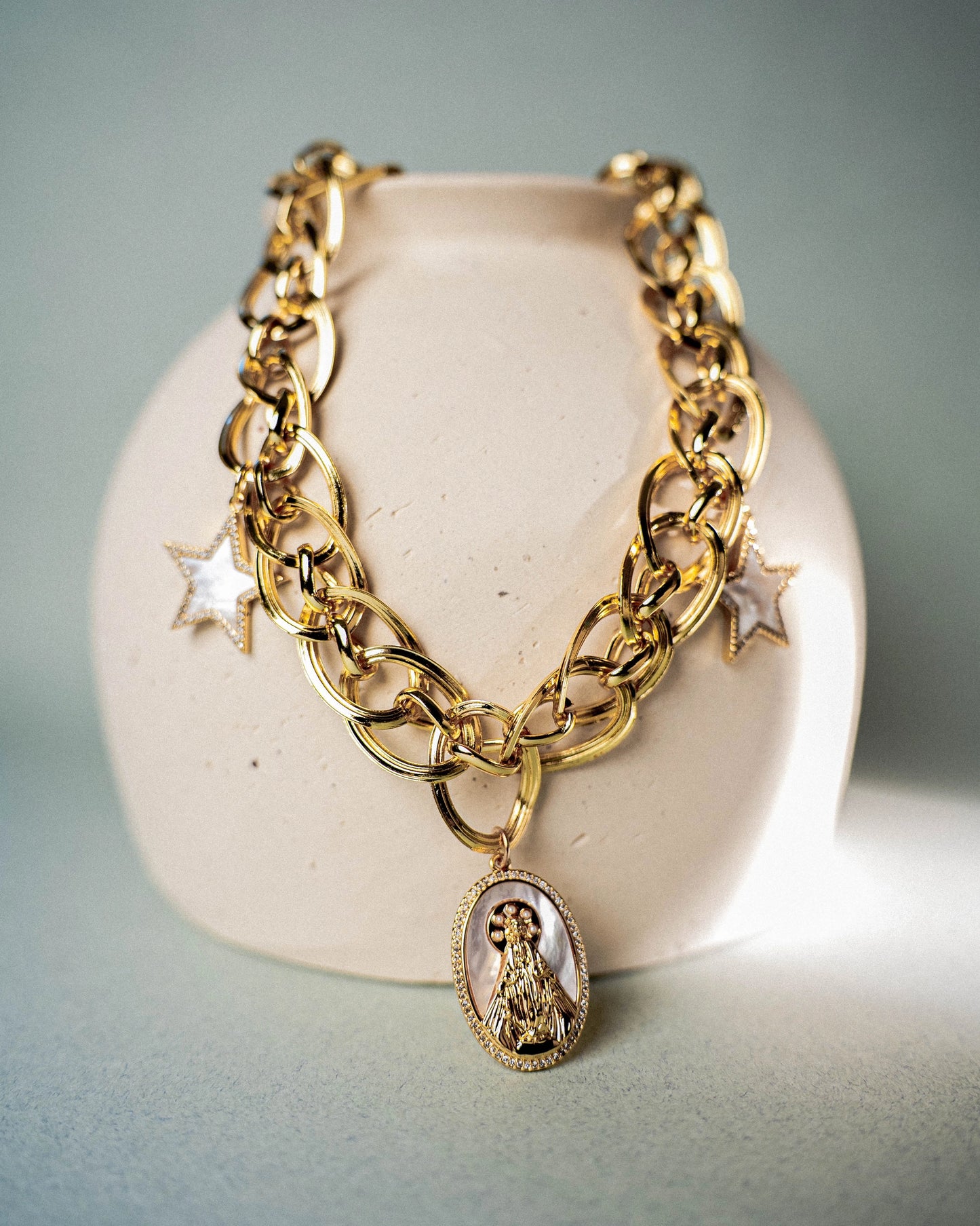 Collier avec médaille religieuse et étoiles en nacre