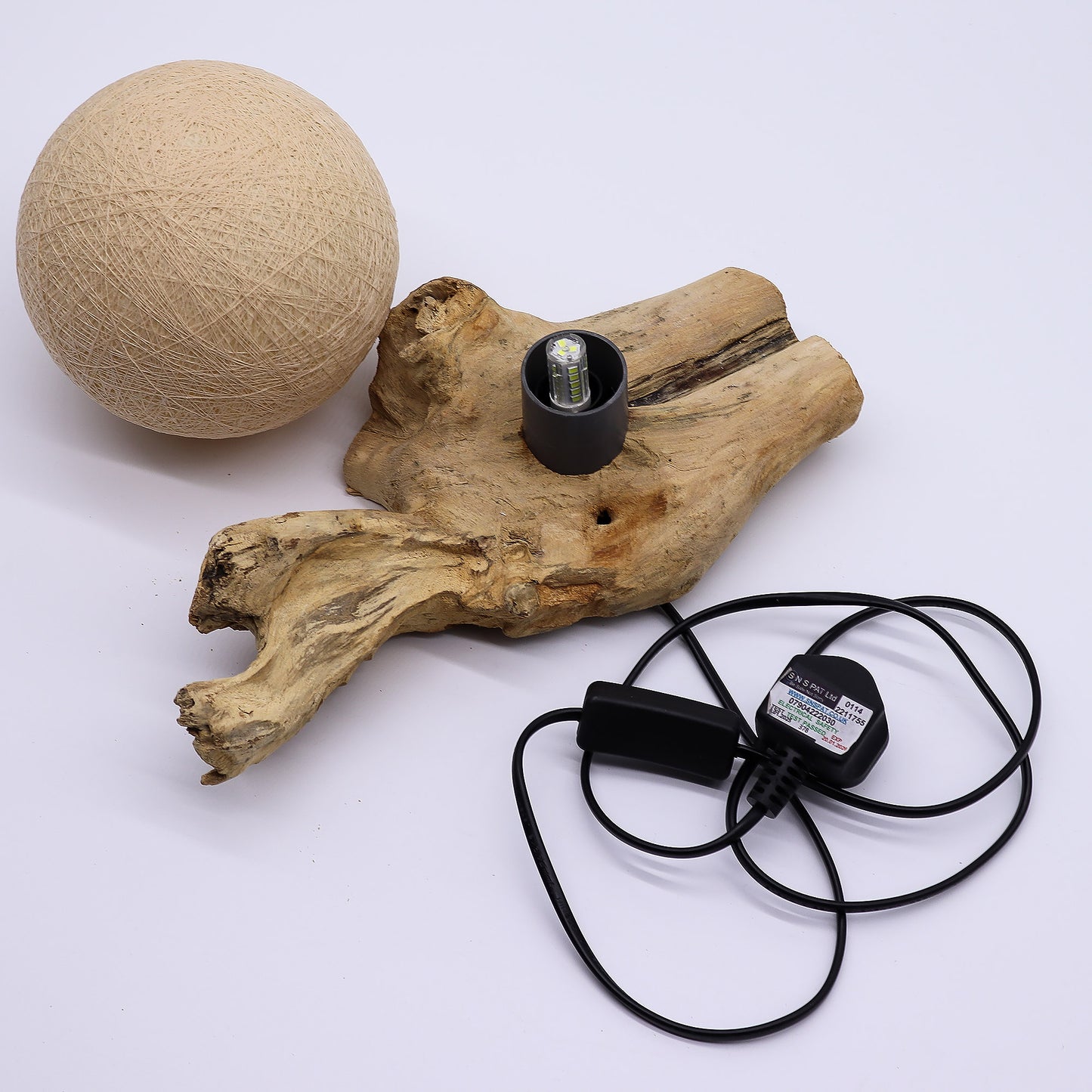 Lampe artisanale d'Indonésie lueur flottante, base en bois - Abat-jour enveloppe en coton crème