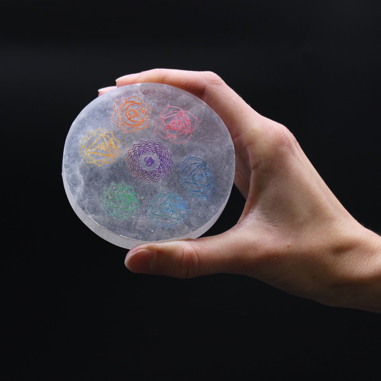 Disque de recharge en sélénite – Chakras colorés - 8 cm
