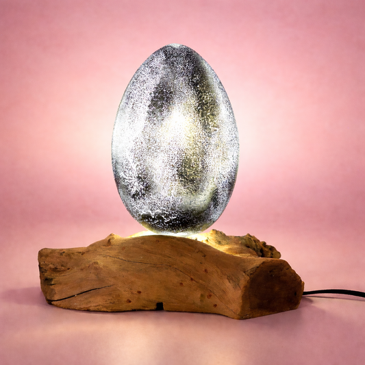 Lampe artisanale d'Indonésie lueur flottante, base en bois - Abat-jour Œuf de lave craquelé – Gris