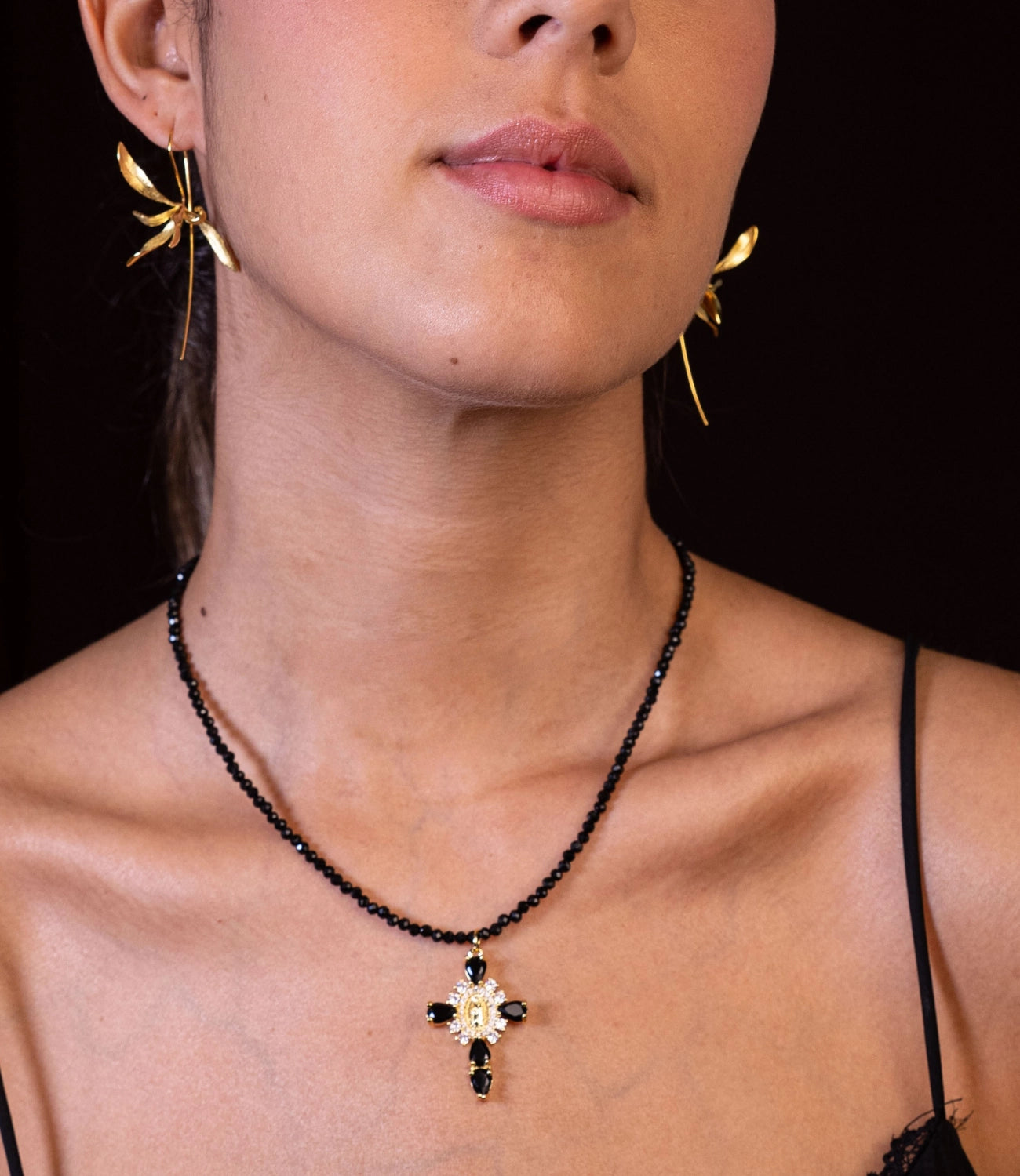 Collier en perles de tourmaline noire avec croix et zirconia