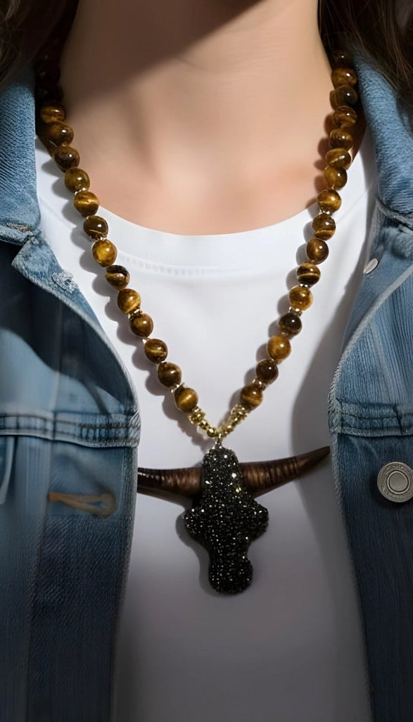 Collier en œil de tigre avec pendentif taureau et diamants