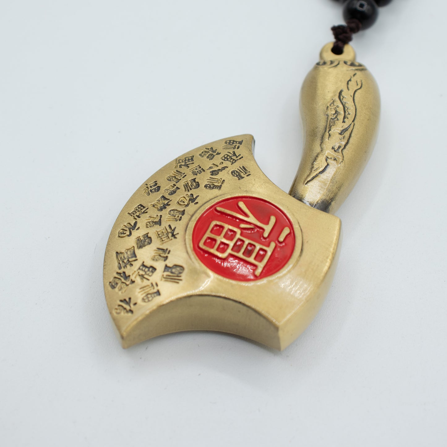 Suspension Feng shui – Hache chassant les obstacles