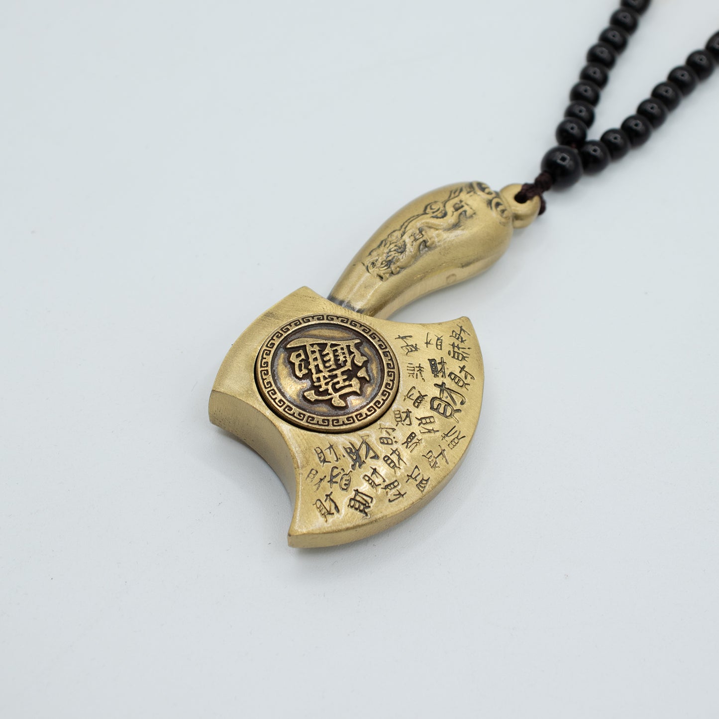 Suspension Feng shui – Hache chassant les obstacles