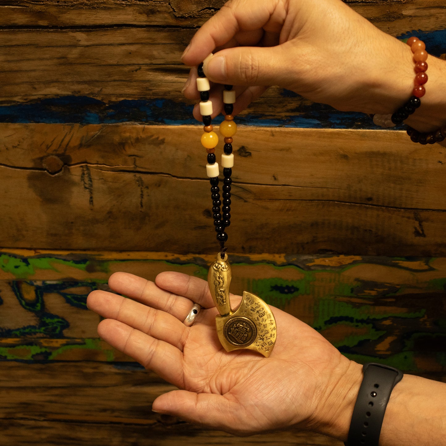 Suspension Feng shui – Hache chassant les obstacles