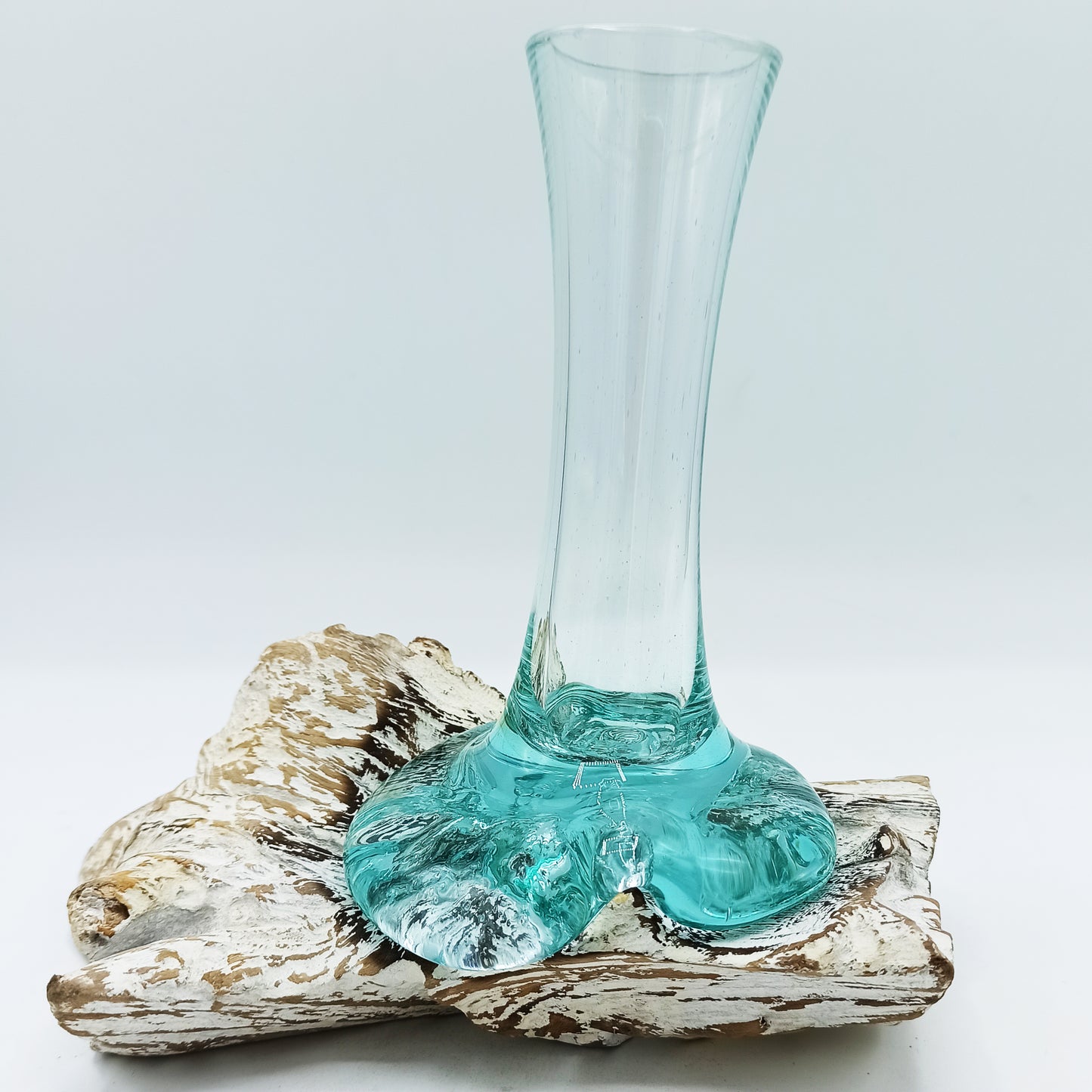 Vase en verre fondu sur racine