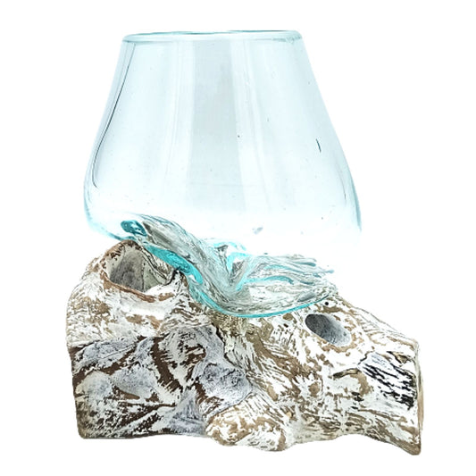 Vase en verre fondu sur racine