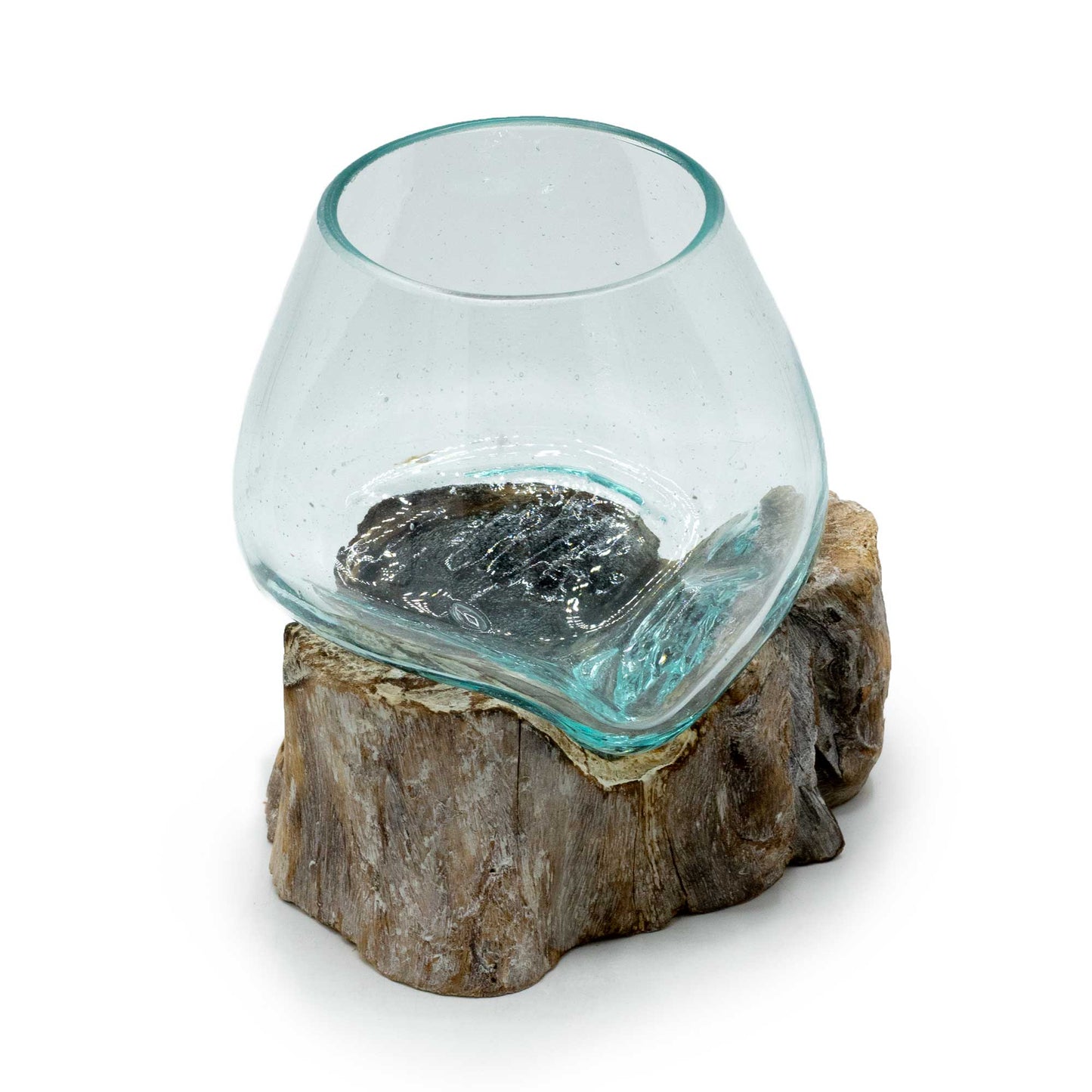 Vase en verre fondu sur racine