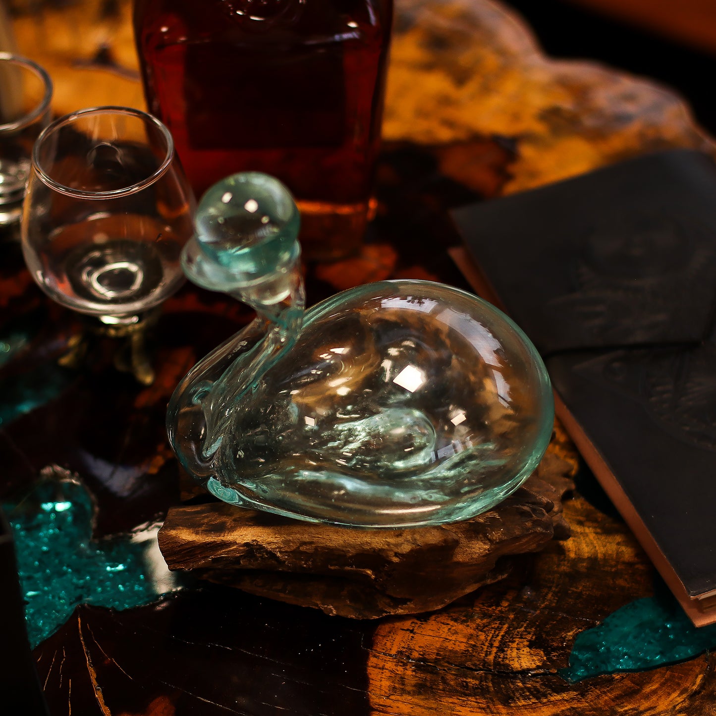 Carafe canard en verre fondu sur bois avec bouchon