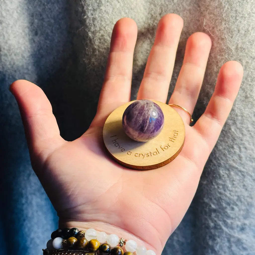 Pierre d'améthyste sur porte cristal en bois