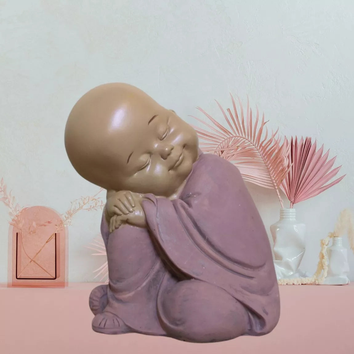 Statuette Bouddha bébé rose en réflexion (11x10x12,3 cm)