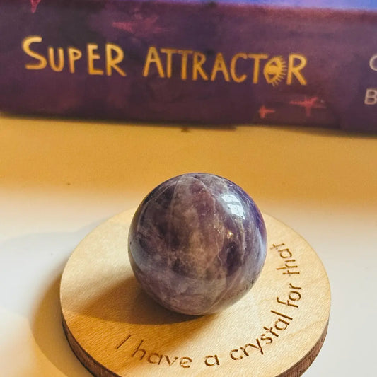 Pierre d'améthyste sur porte cristal en bois