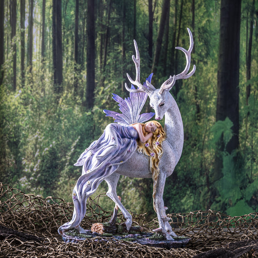 Repos sacré - Fée endormie sur cerf blanc (20 x 10 x 33 cm)