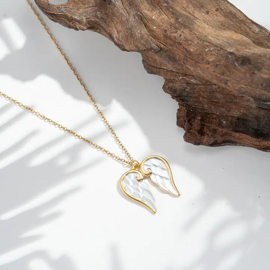 Collier ailes d’ange  cœur nacré et symbolisme céleste