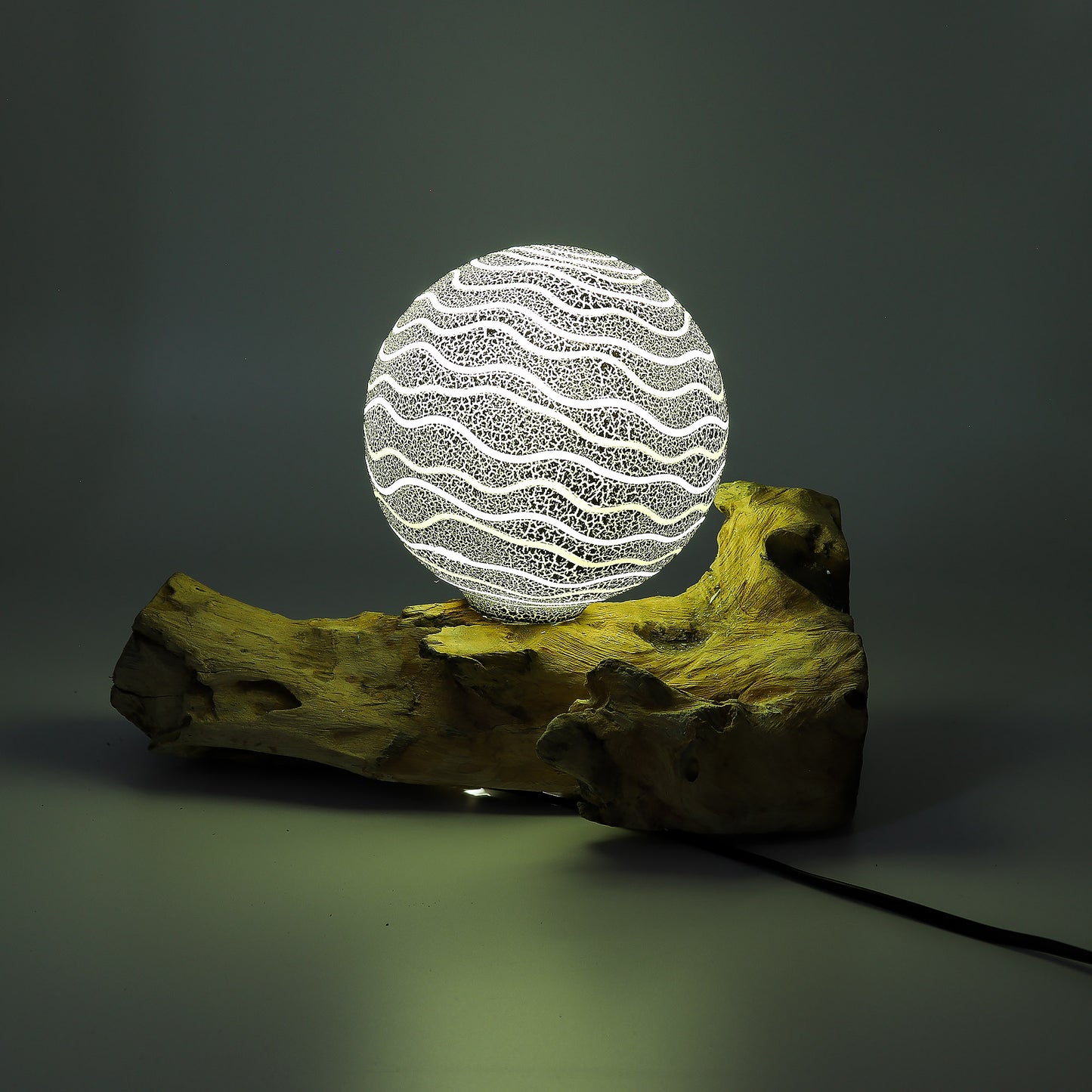 Lampe artisanale d'Indonésie lueur flottante, base en bois - Abat-jour Luna gris