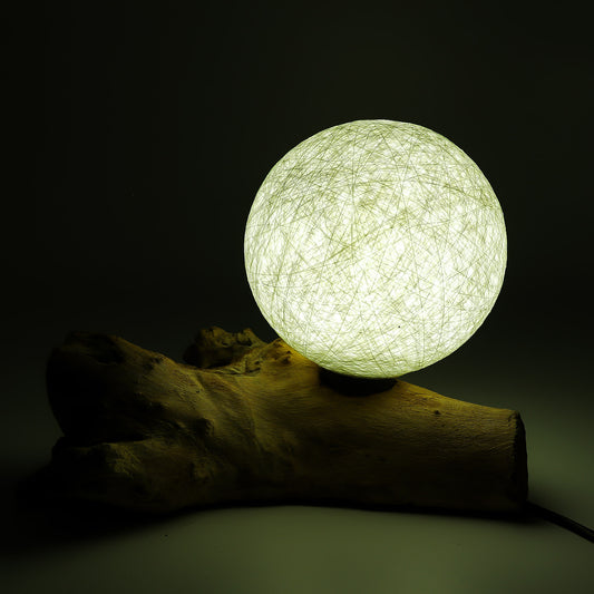 Lampe artisanale d'Indonésie lueur flottante, base en bois - Abat-jour Luna ivoire en coton