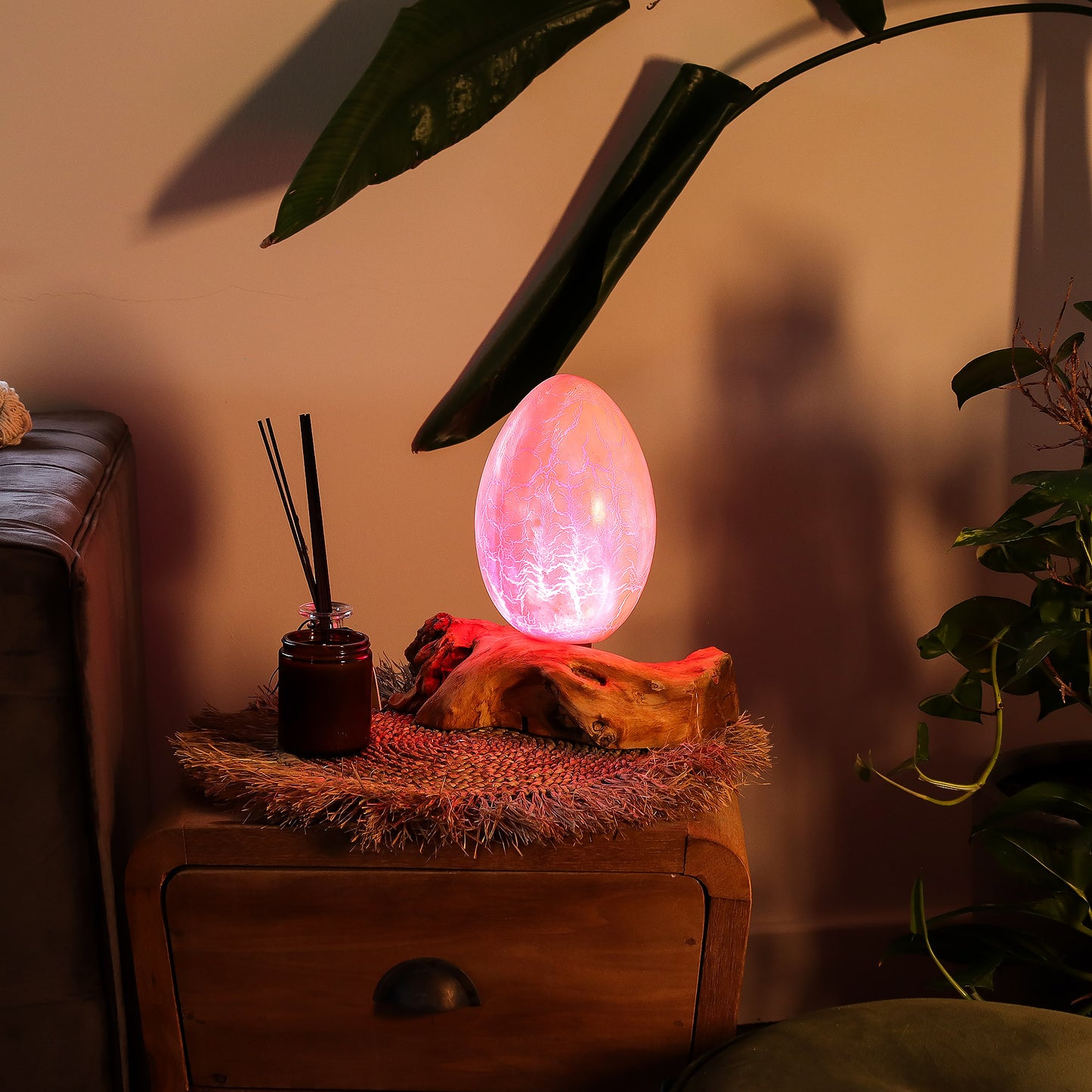 Lampe artisanale d'Indonésie lueur flottante, base en bois - Œuf de feu craquelé – EN PRÉCOMMANDE, DISPONIBLE DÉBUT FÉVRIER