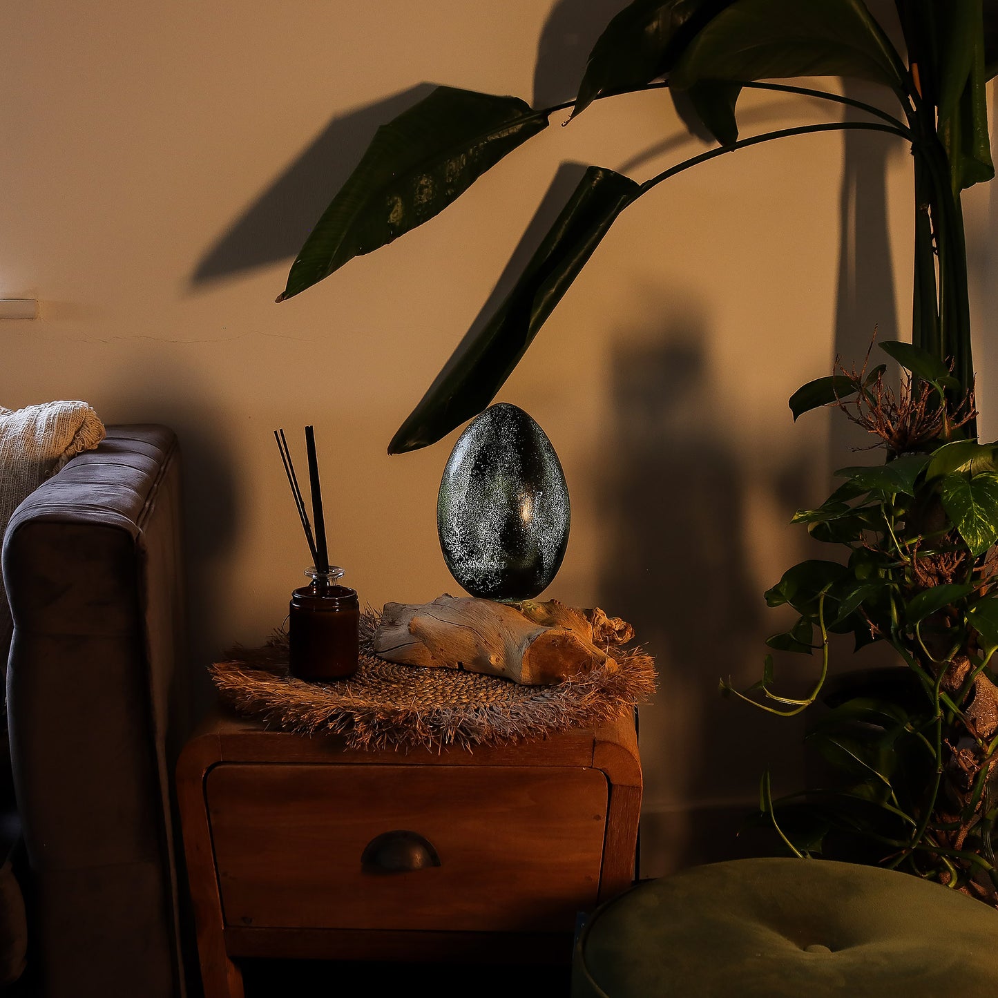 Lampe artisanale d'Indonésie lueur flottante, base en bois - Abat-jour Œuf de lave craquelé – Gris