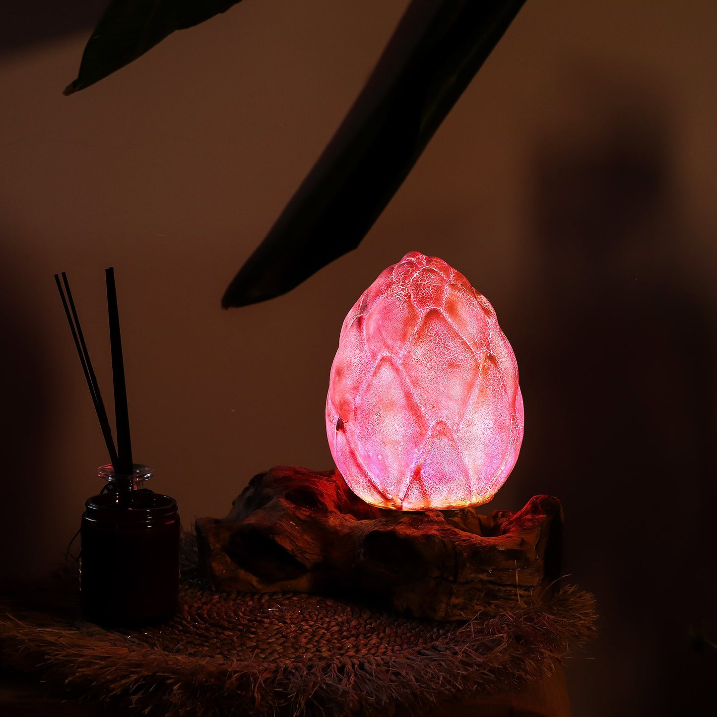 Lampe artisanale d'Indonésie lueur flottante, base en bois - Fleur de lotus craquelée – EN PRÉCOMMANDE, DISPONIBLE DÉBUT FÉVRIER