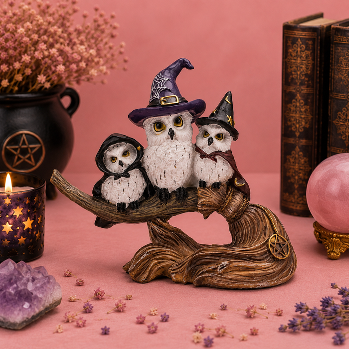 Famille de Hiboux sorciers sur balai - Décoration Wicca en résine (18,5x7,8x15 cm)