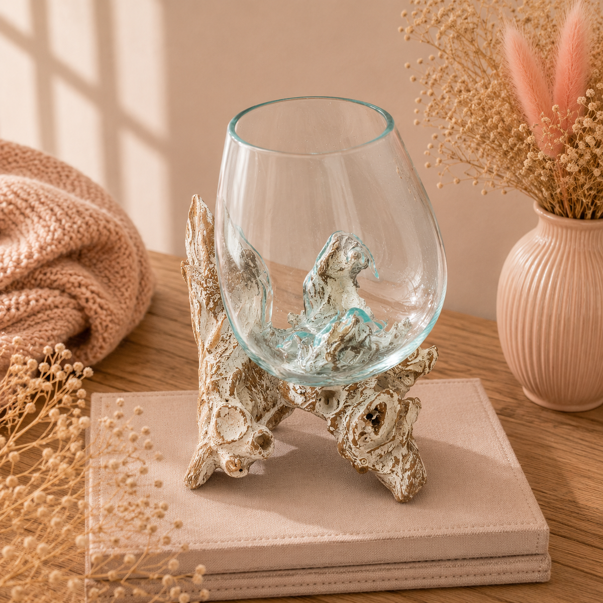 Vase en verre fondu sur racine
