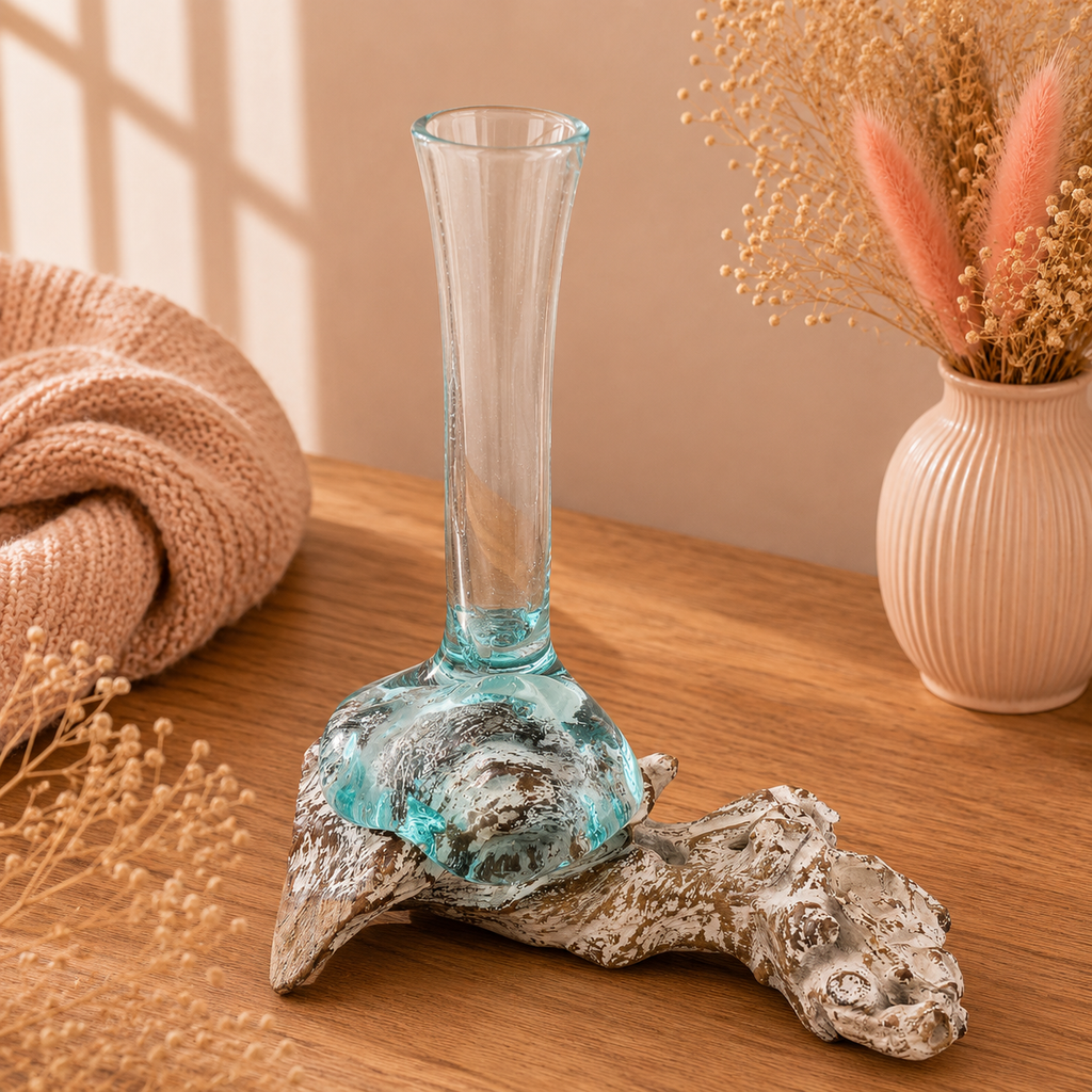 Vase en verre fondu sur racine