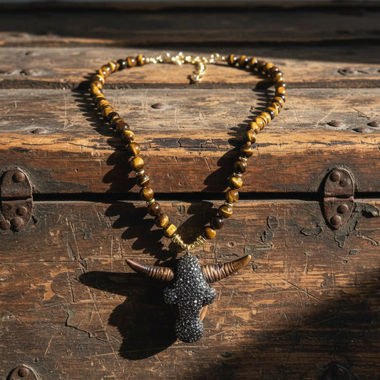 Collier en œil de tigre avec pendentif taureau et diamants