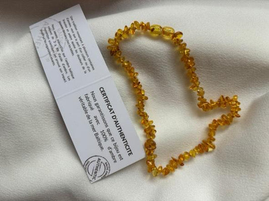 Collier bébé avec ambre miel chips, fermoir clip, longueur 32 - 33 cm